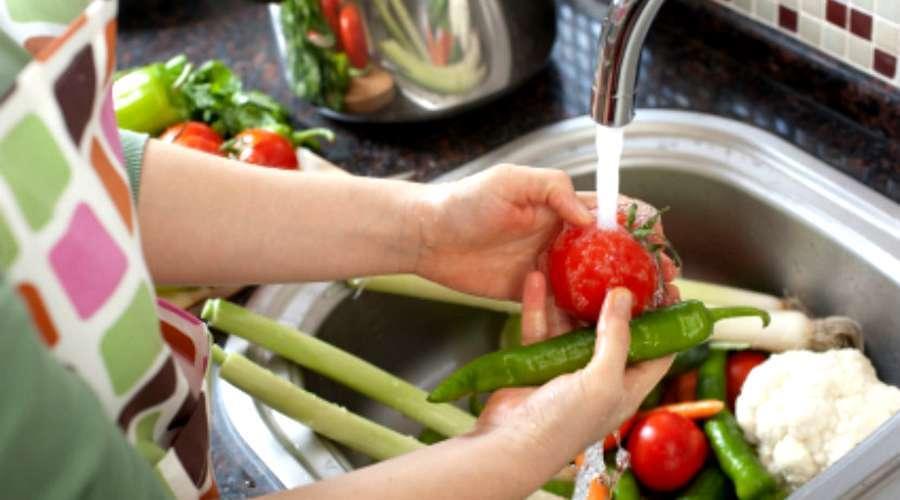 Every day tips for washing vegetables and fruit resized 900x500 - 5 astuces pour éliminer un maximum de pesticides sur nos fruits et légumes