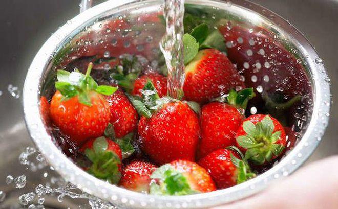 fraises lav%C3%A9es - 5 astuces pour éliminer un maximum de pesticides sur nos fruits et légumes