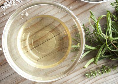 vinaigre blanc ok - Désherbant naturel : 8 astuces sans danger contre les herbes indésirables