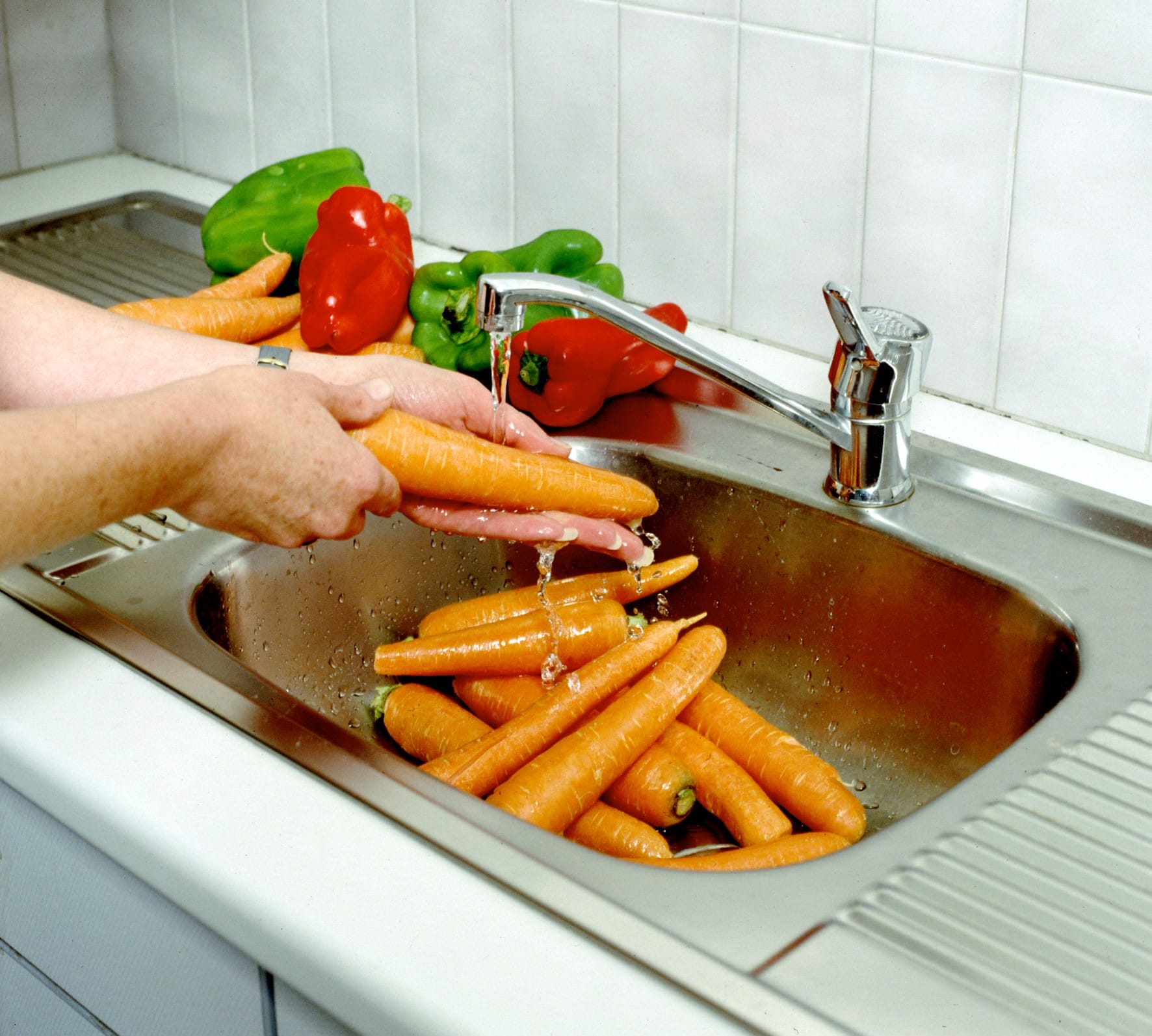 Laver soigneusement des légumes pour réduire les résidus