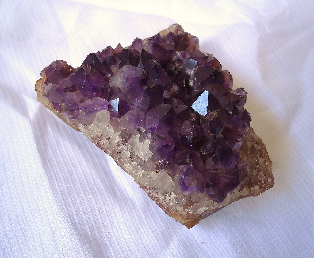 Améthyste : le cristal pourpre aux 11 vertus protectrices