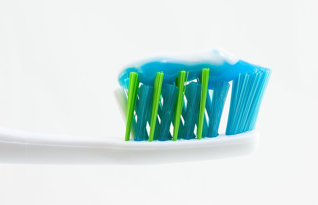 Le dentifrice maison : meilleur pour la santé, la planète et le porte-monnaie ?