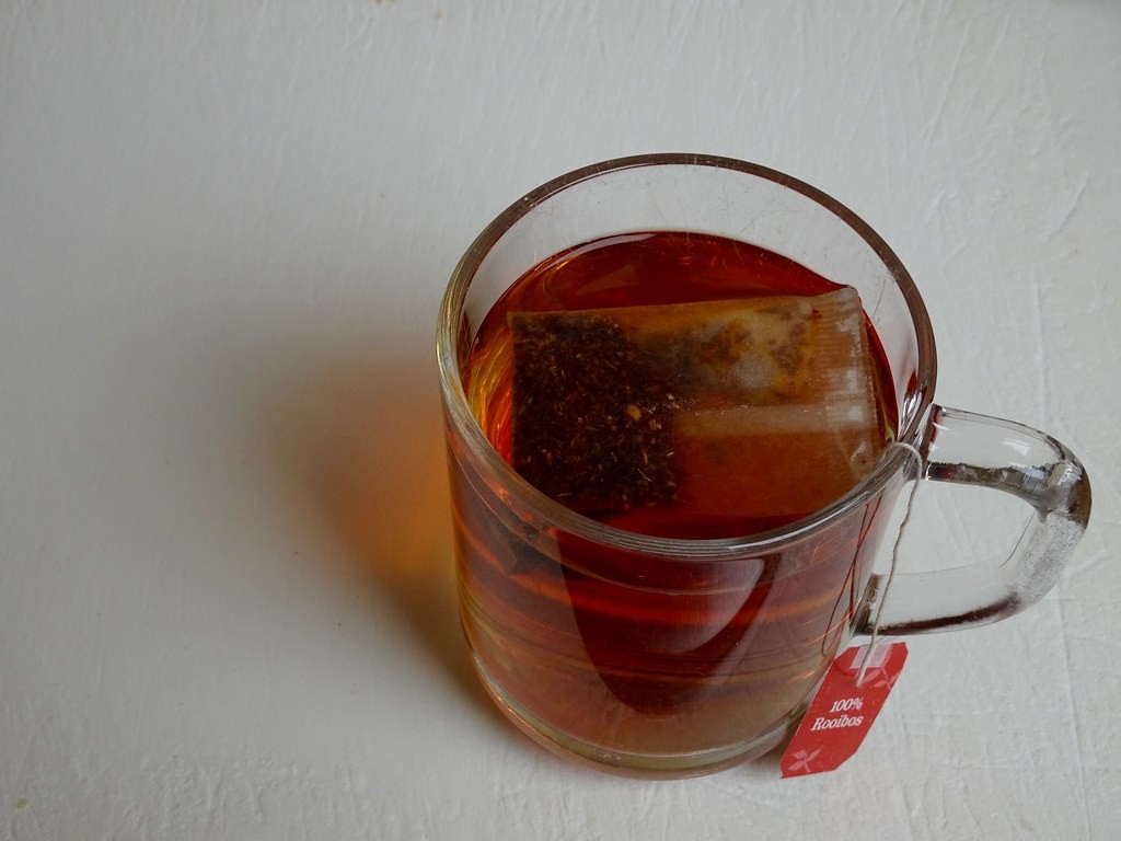Infusion de rooibos : le thé rouge sans théine aux multiples vertus
