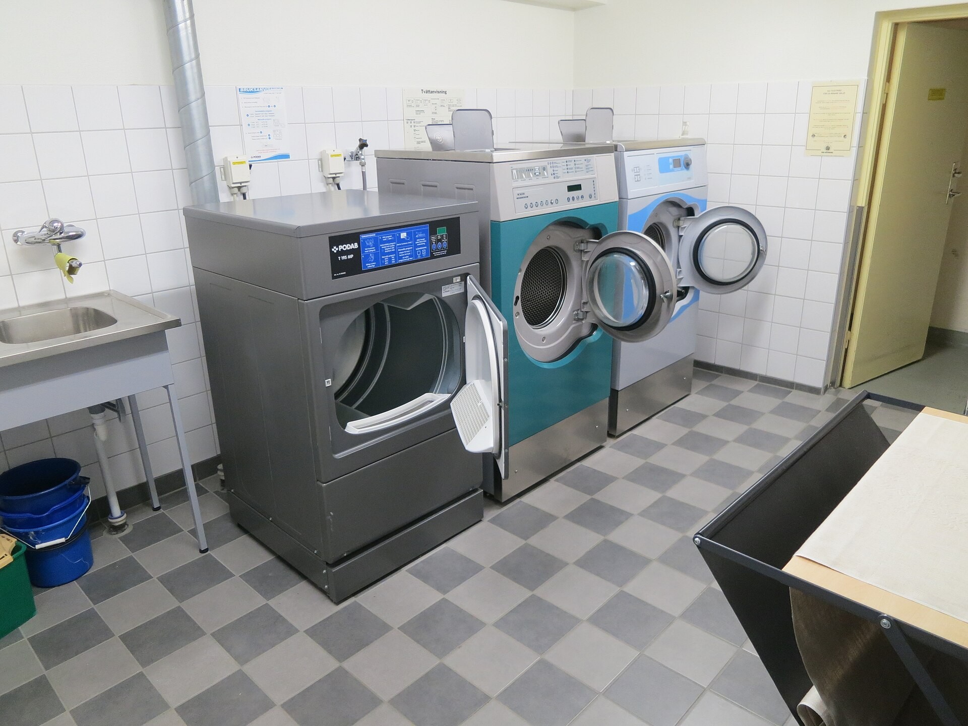 Pourquoi une lessive maison peut laisser le linge terne ou rigide