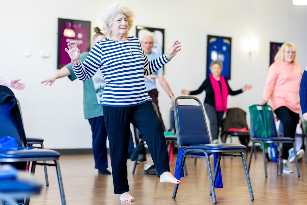 Yoga sur chaise : guide pratique seniors et mobilité réduite