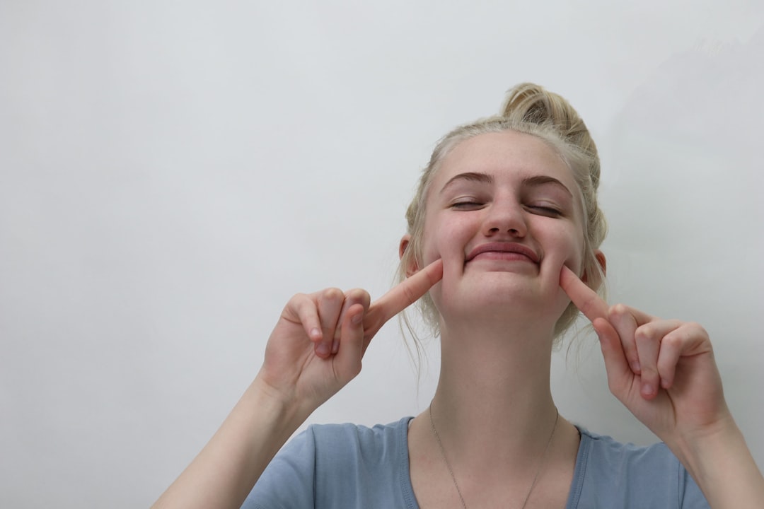Yoga du visage contre l’affaissement des joues : guide complet
